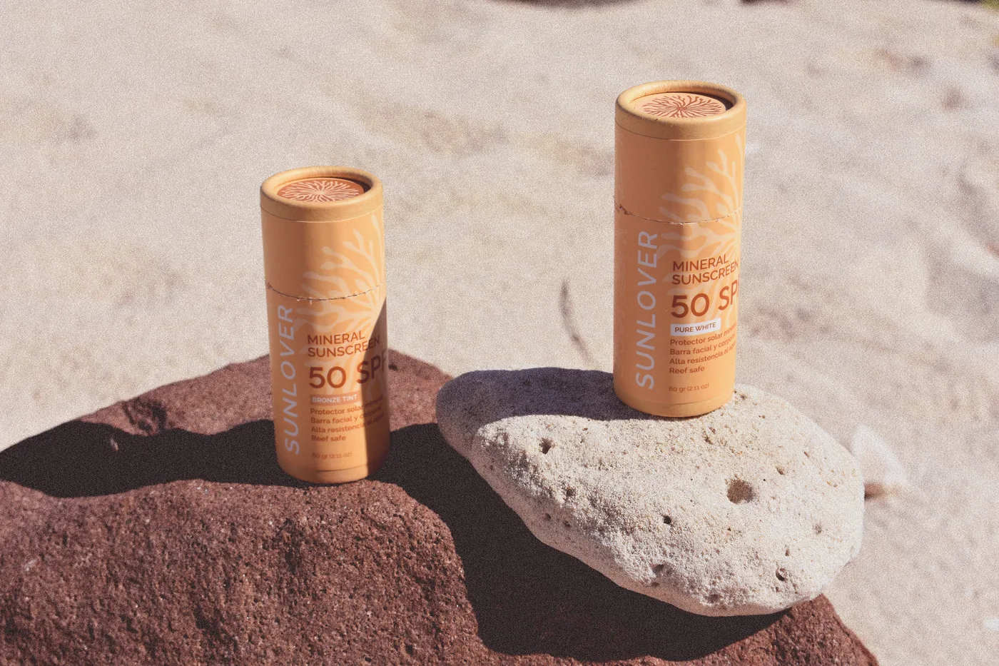 Dos barras Sunlover sobre roca volcánica